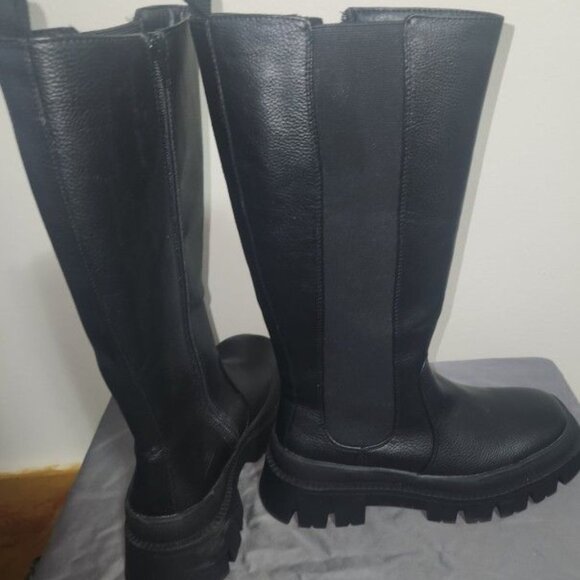 Tall riding boots. - Picture 2 of 4